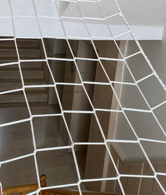 Cam balkon sistemine uyumlu kedi güvenlik filesi uygulaması