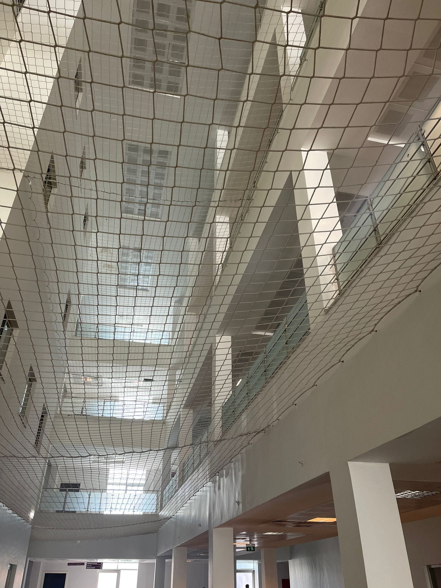Güneş ışığı altında UV dayanımlı dış mekân güvenlik filesi