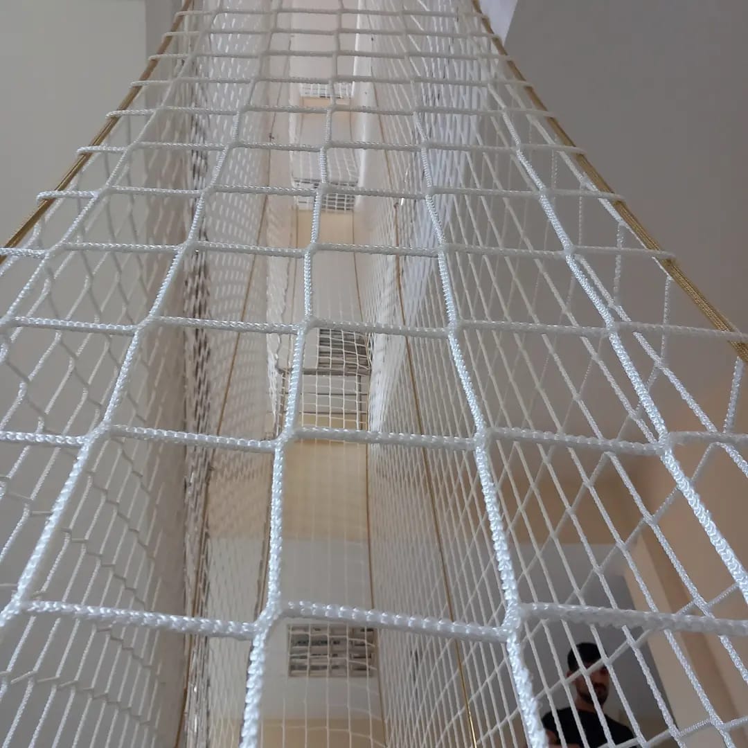 Çocuk güvenliği için tamamen kapatılmış modern balkon