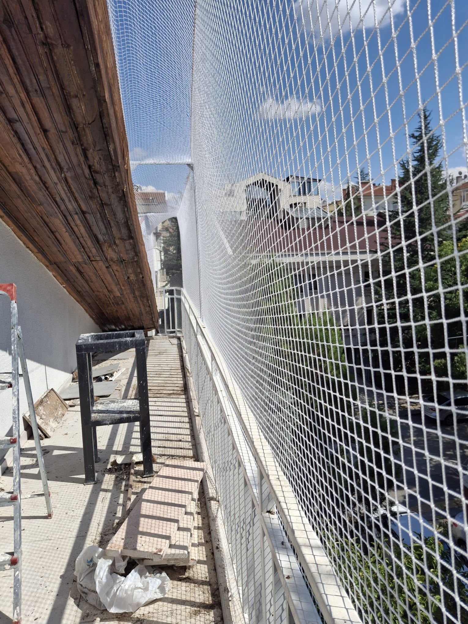 Bina boşluğunda uygulanmış kuş önleme filesi